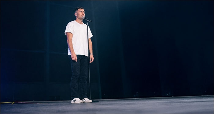 Phil Wickham Shocks Audience By Standing Still For 7 Full Seconds During Live Performance