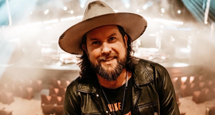 Zach Williams Announces 2022 Christmas Tour